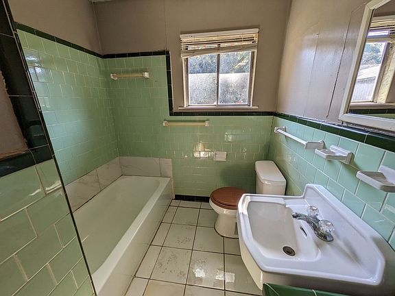 5th image of 3265 East Dr
