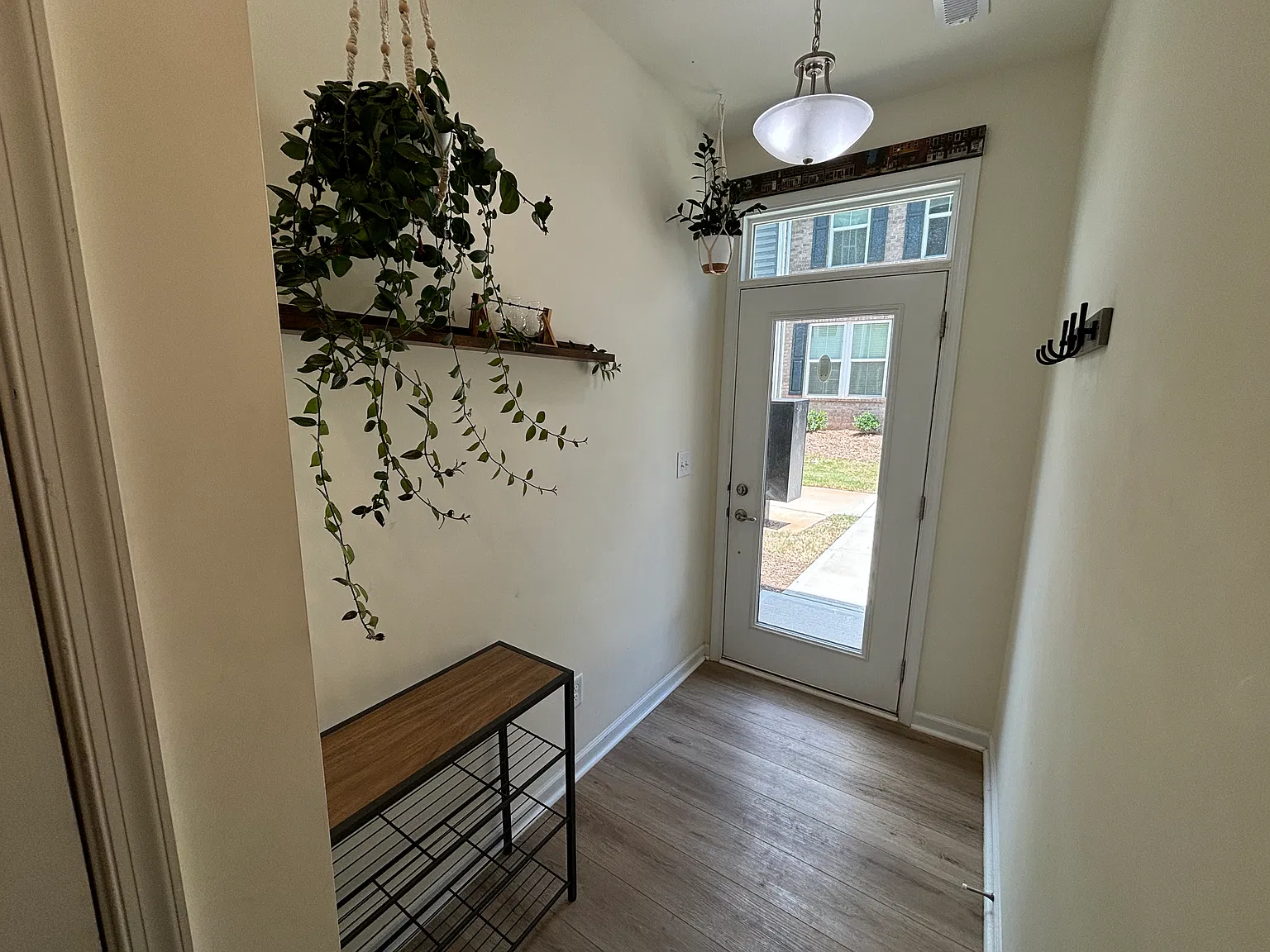 3 bed, 2.5 bath, 1400 sqft, $2,300 — Photo 2