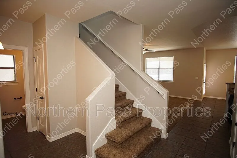 3 bed, 2.5 bath, 1902 sqft, $1,925 — Photo 4