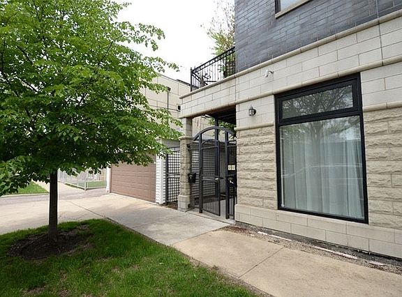 3rd image of 507 N Oakley Blvd