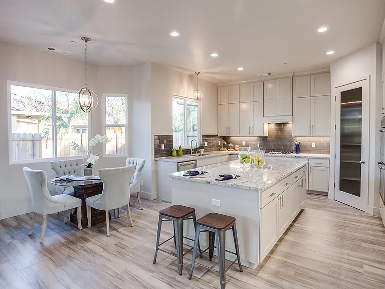 924 Vera Ave — Photo 3