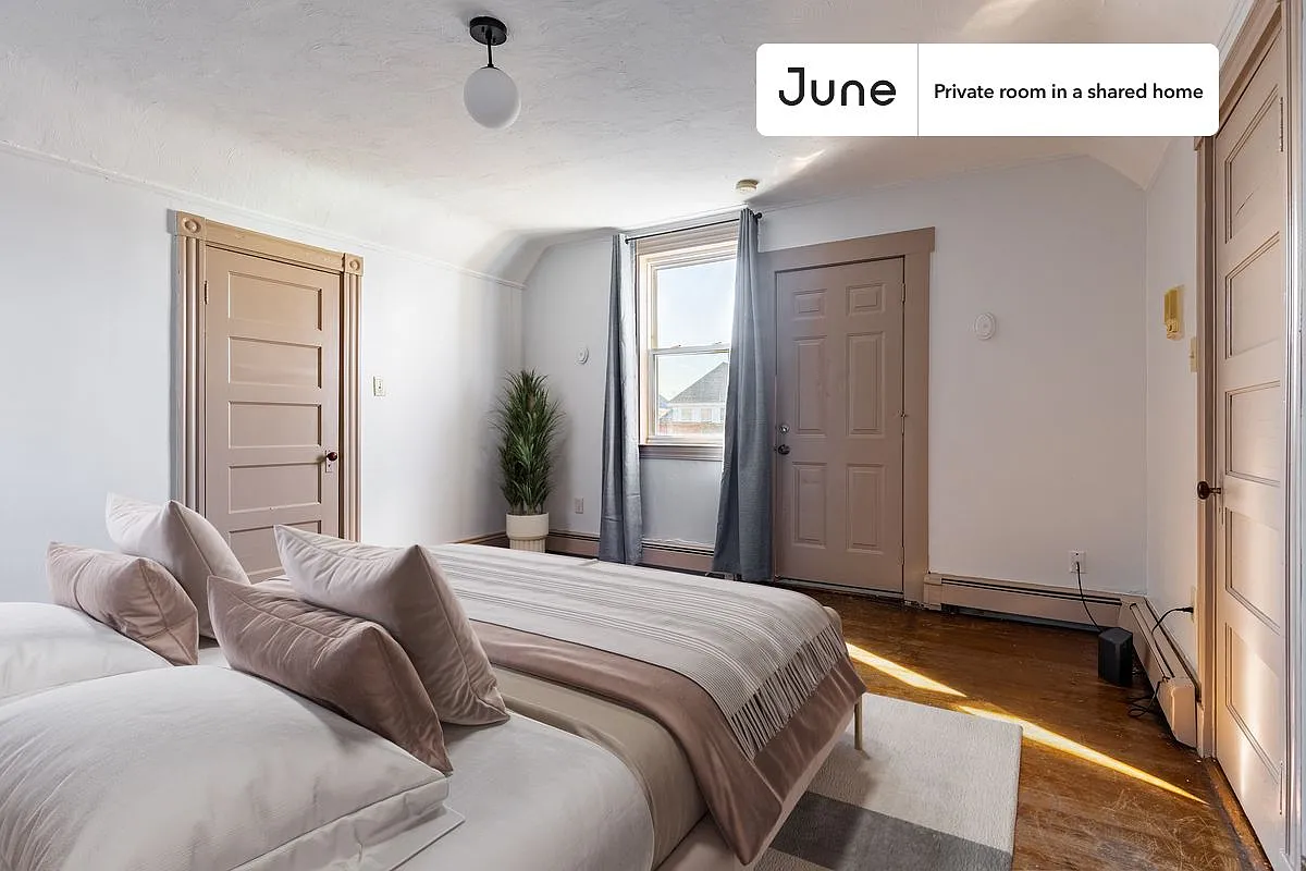 Full bedroom in 3 bed/1 bath home in Roxbury #937 A — Photo 1