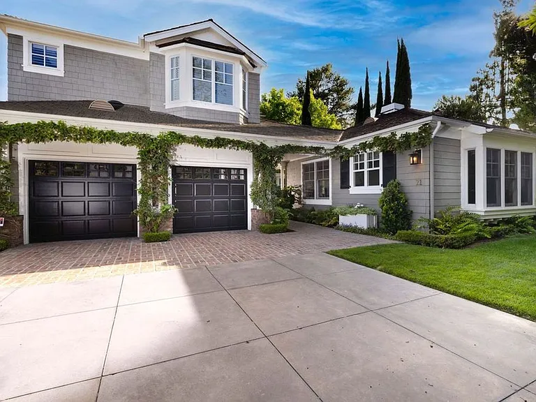 21 Turnberry Dr — Photo 1