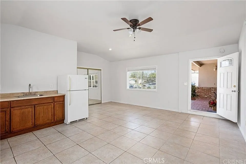 Studio, 450 sqft, $1,599 — Photo 3