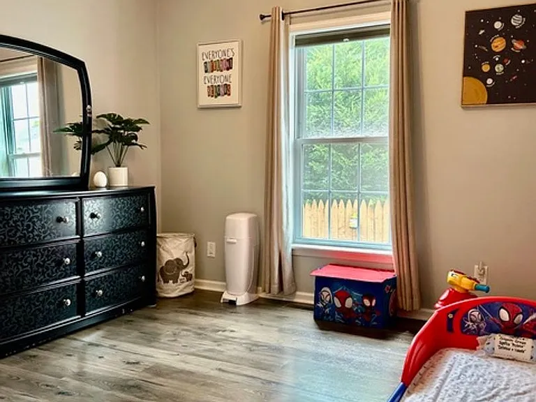 402 Gloucester Ave — Photo 9