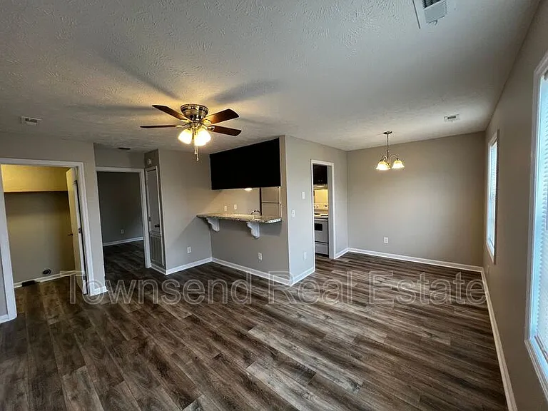 1425B Ireland Dr — Photo 2