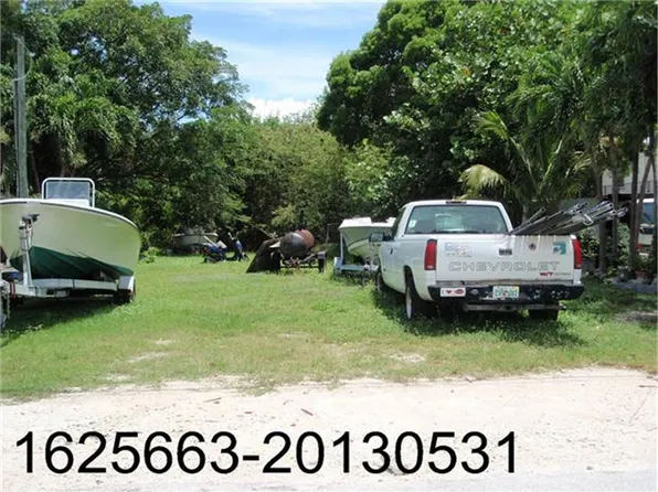 18 Hibiscus Ln, Key Largo, FL 33037