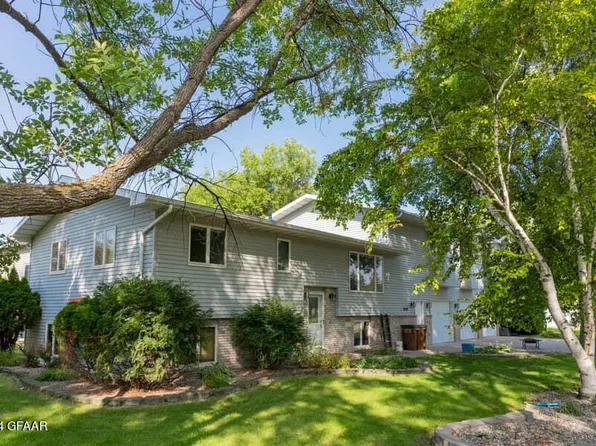 1020 22nd St NW, East Grand Forks, MN 56721