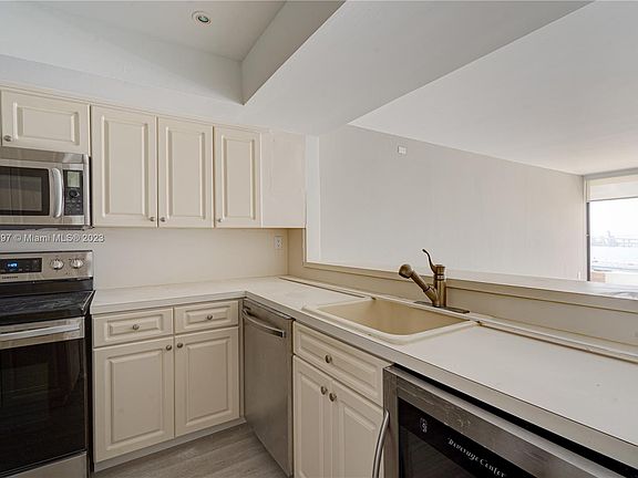 4th image of 555 NE 15th St APT 12H