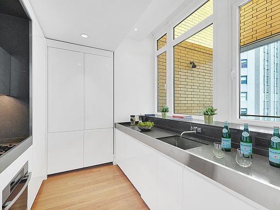 3rd image of 15 William St #Penthouse 2