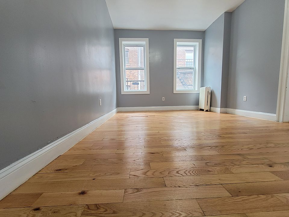 2nd image of 928 21st St #33E