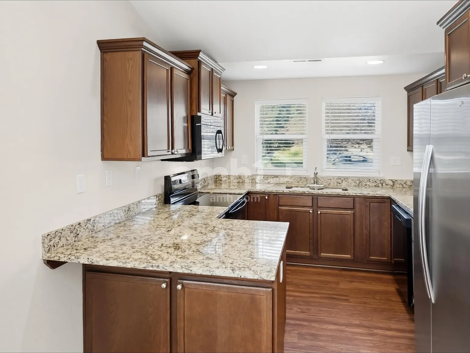 3 bed, 2.0 bath, 1244 sqft, $2,210 — Photo 3