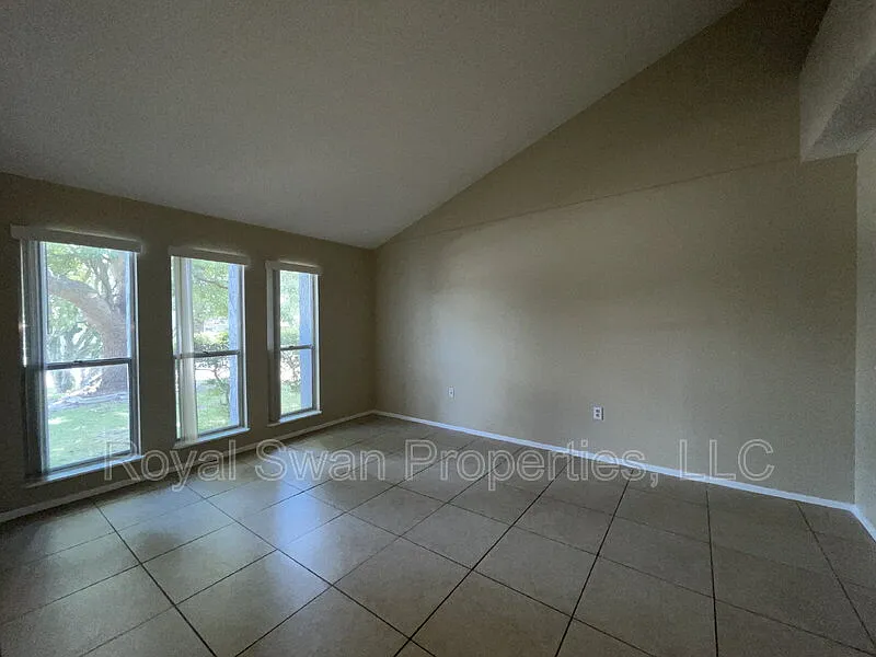 3 bed, 2.0 bath, 1648 sqft, $1,995 — Photo 4