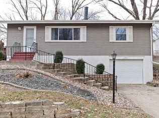 1200 Parkview Dr, Marion, IA 52302