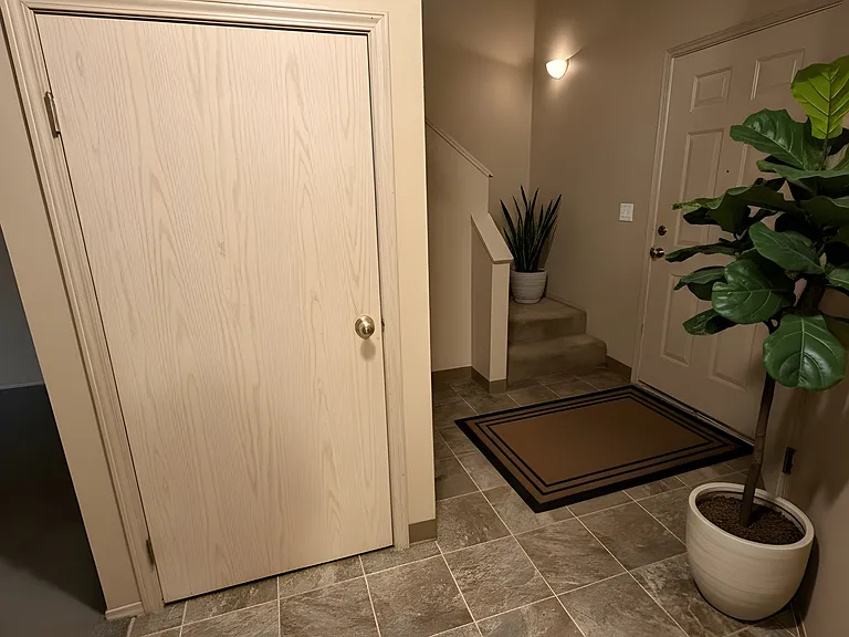 1048 Ridgefield Ct — Photo 3
