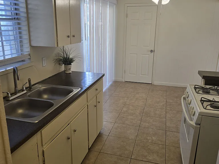 Alamo Apartments — Photo 14