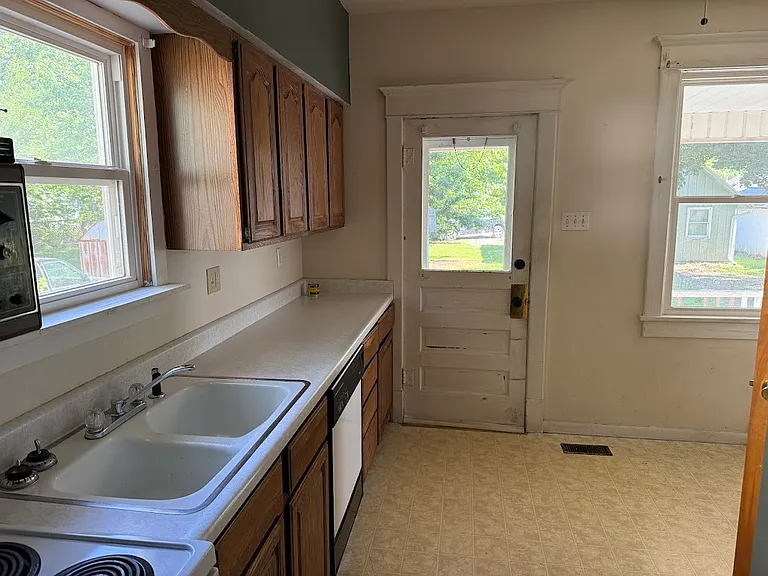 421 W Murray St — Photo 38