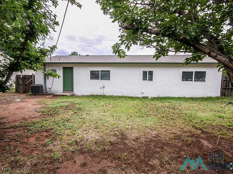 1704 Laura Ln — Photo 16