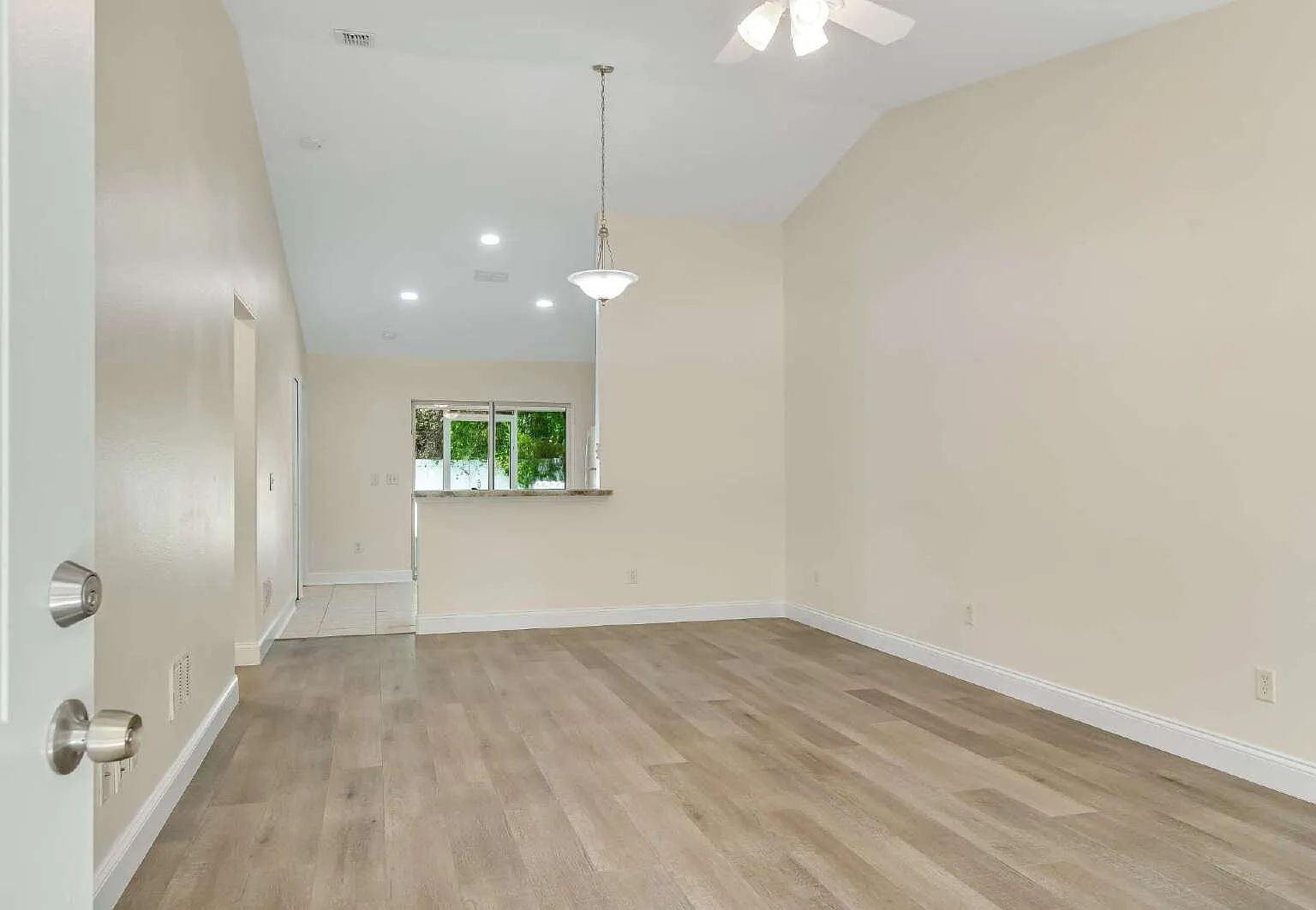 3 bed, 2.0 bath, 1184 sqft, $1,750 — Photo 4