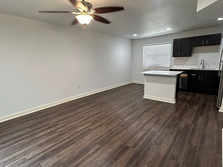 2106 Bennett Ave — Photo 2