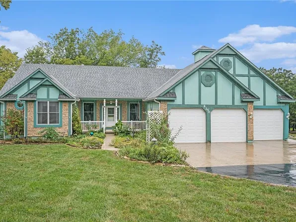 8250 Ravenswood Ln, De Soto, KS 66018