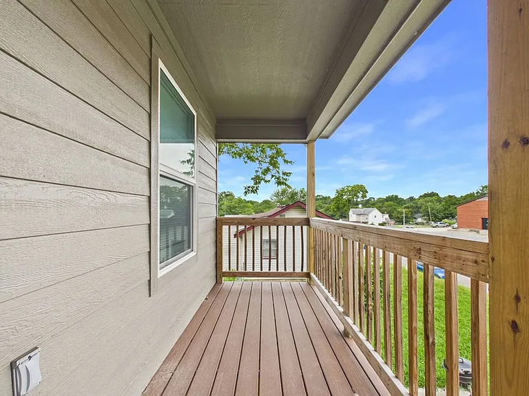 306 W Market St — Photo 25