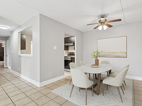 3rd image of 919 N Boxwood Dr APT 105