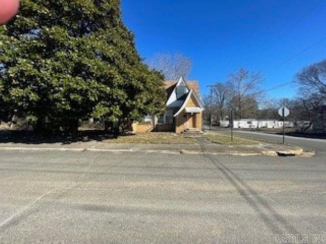 2nd image of 121 2nd St