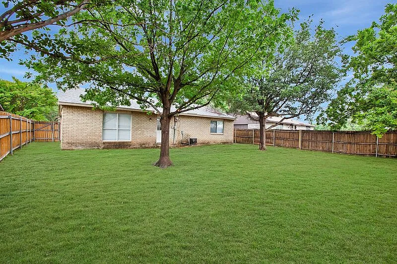 3 bed, 2.0 bath, 1379 sqft, $1,850 — Photo 2