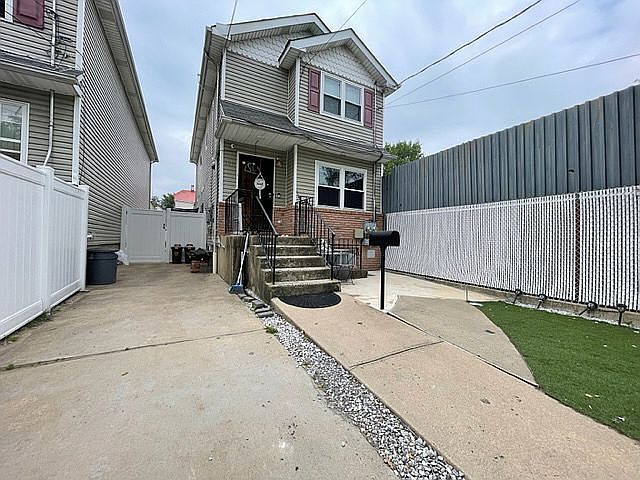 1st image of 120 Alaska St