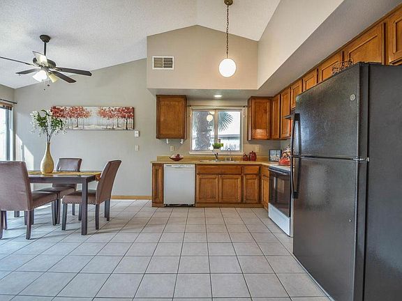 3rd image of 74 Suntrail Cir