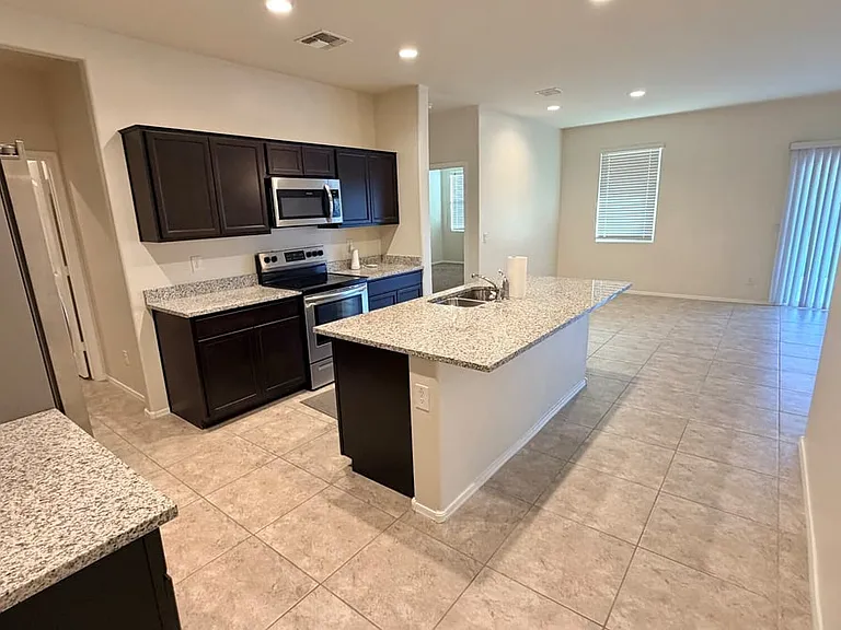 36439 W Pampoloma Ave — Photo 6