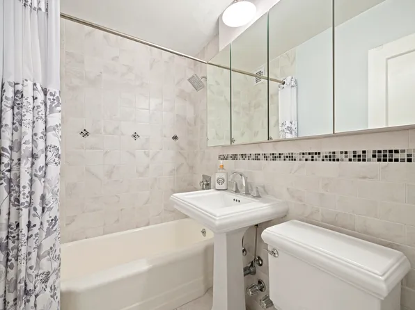 201 East 21st Street 7A image 5 of 6