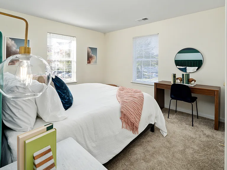 Manchester Lakes Apartment Homes — Photo 11