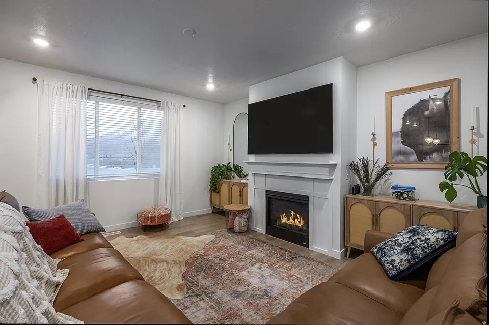 6 bed, 3.5 bath, 3585 sqft, $3,000 — Photo 3