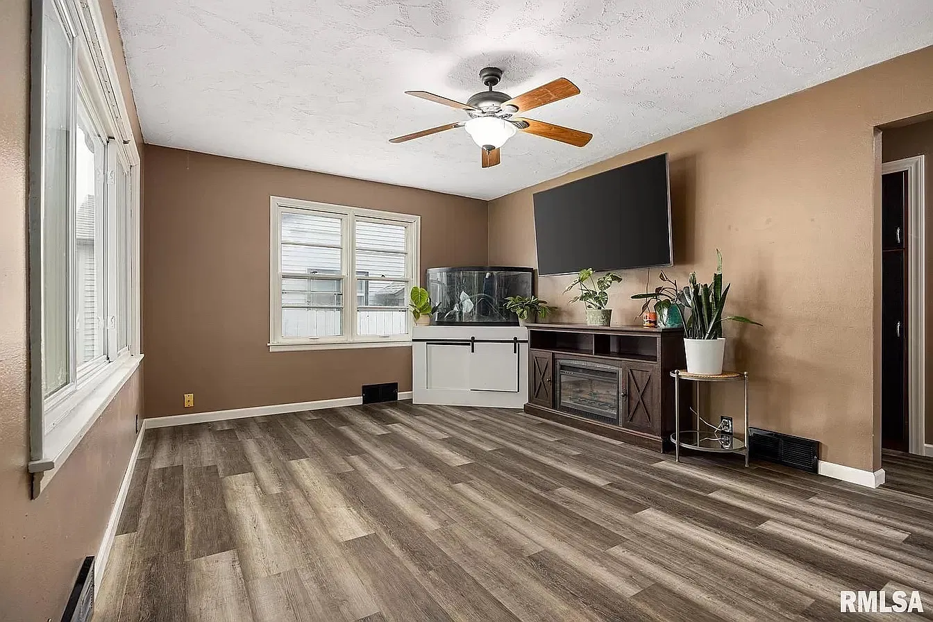 2 bed, 1608 sqft, $1,300 — Photo 2