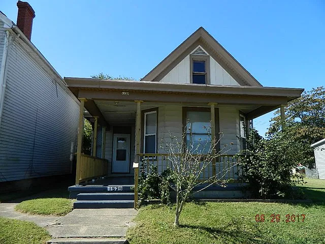 1529 Summit St photo 1