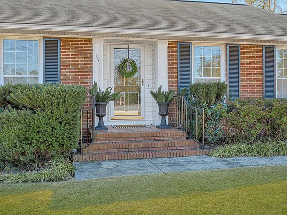 3rd image of 151 Avondale Court