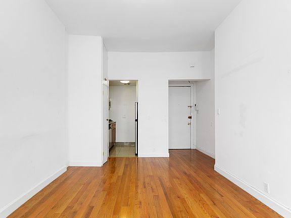 2nd image of 125 E 39th St APT 4R