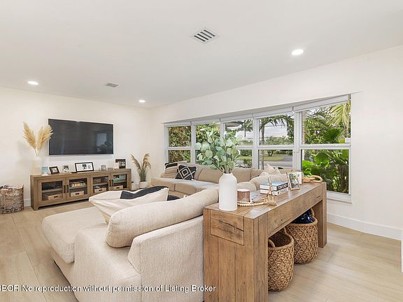 3rd image of 7521 Edgewater Cir