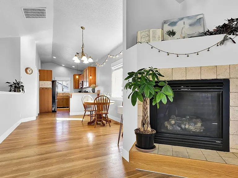 6422 W Everett St — Photo 5