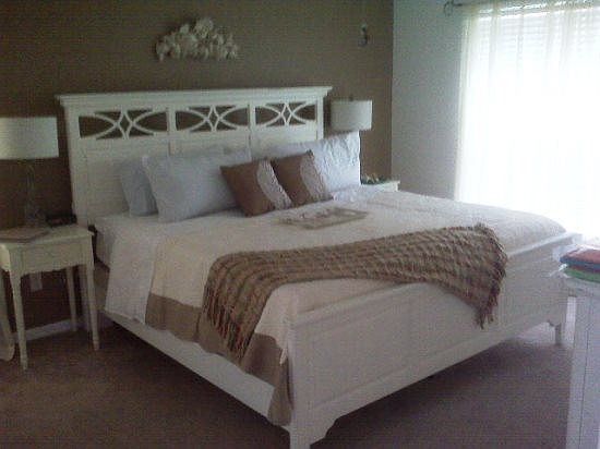 AV5P453PD-king-master-bedroom