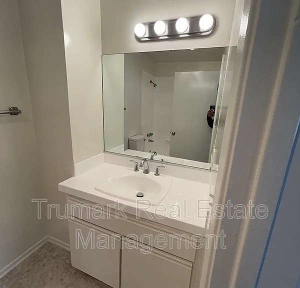 416 W Milford St #C — Photo 11
