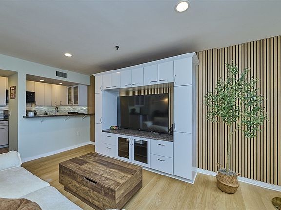 4th image of 147 Kelton St APT 609