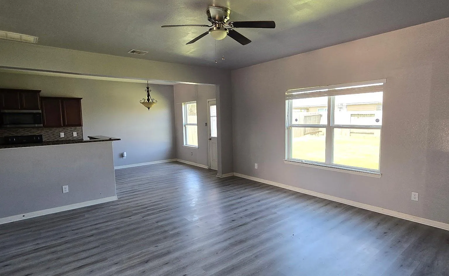 4 bed, 2.0 bath, 2166 sqft, $2,600 — Photo 3