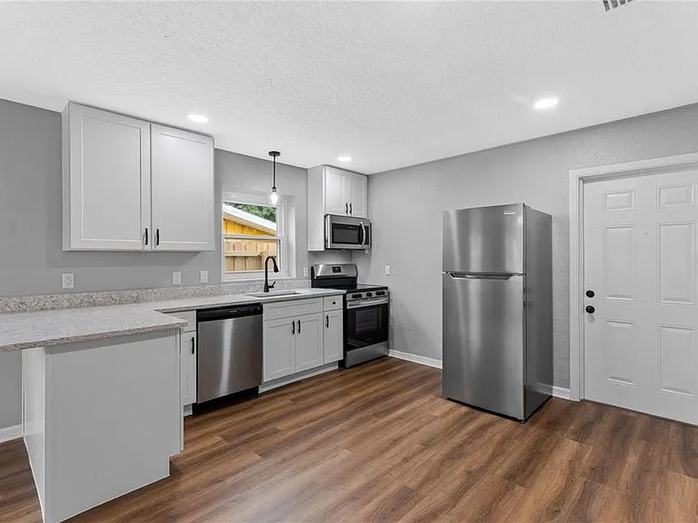 2441 S Mills Ave — Photo 4