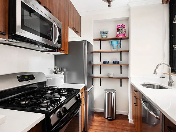 4th image of 304 E 65th St APT 4C