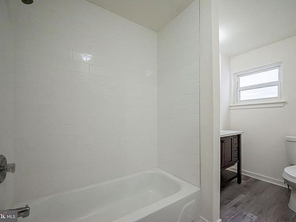 2nd image of 816 N Van Buren St #2