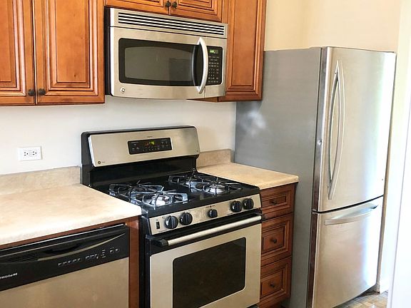 3rd image of 1628 W Lunt Ave APT 1B