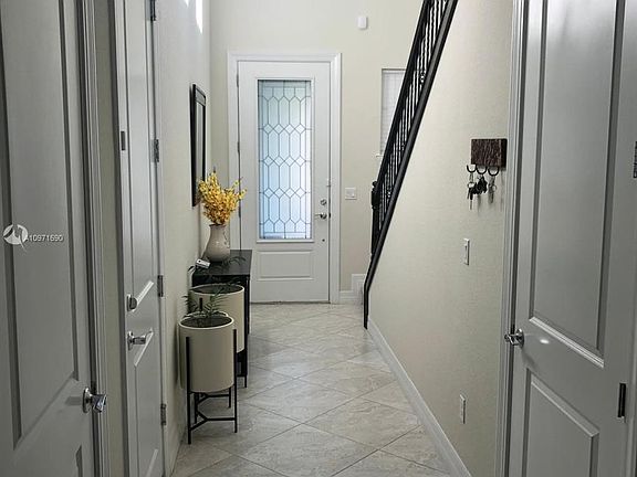 5th image of 1054 Banyan Dr